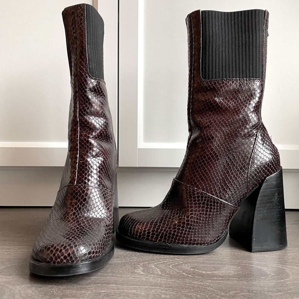 L’Intervalle dark brown snake leather boots